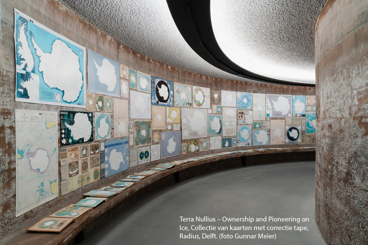 Terra Nullius_Esther Kokmeijer_RADIUS foto:gunner meier Collectie van geografische kaarten met correctietape